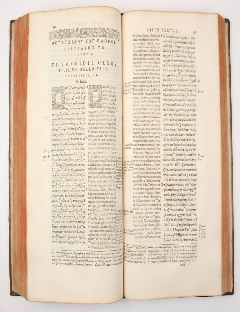 Thoukudidou tou olorou peri tou Peloponnesiakou polemou biblia okto (Graece). THVCYDIDIS De Bello Peloponesiaco Libri VIII. Iidem Latinè, ex interpretatione Laurentii Vallæ, ab Henrico Stephano recognita. Secunda Editio.