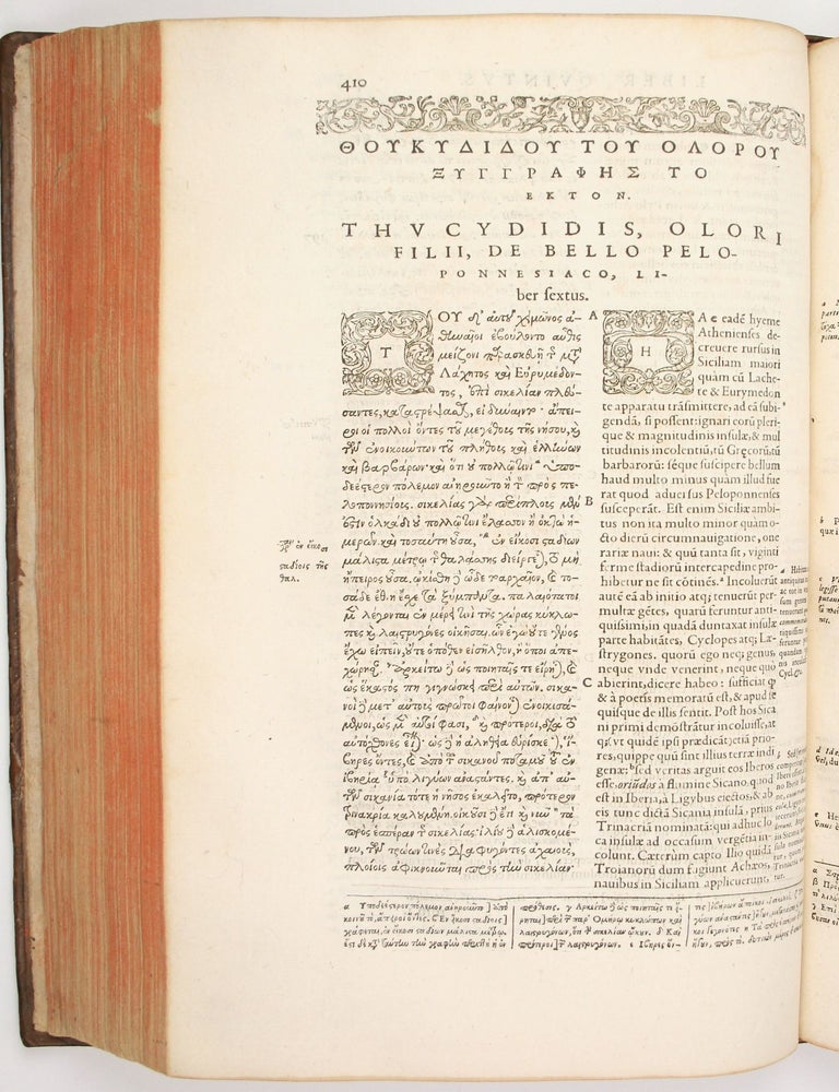 Thoukudidou tou olorou peri tou Peloponnesiakou polemou biblia okto (Graece). THVCYDIDIS De Bello Peloponesiaco Libri VIII. Iidem Latinè, ex interpretatione Laurentii Vallæ, ab Henrico Stephano recognita. Secunda Editio.