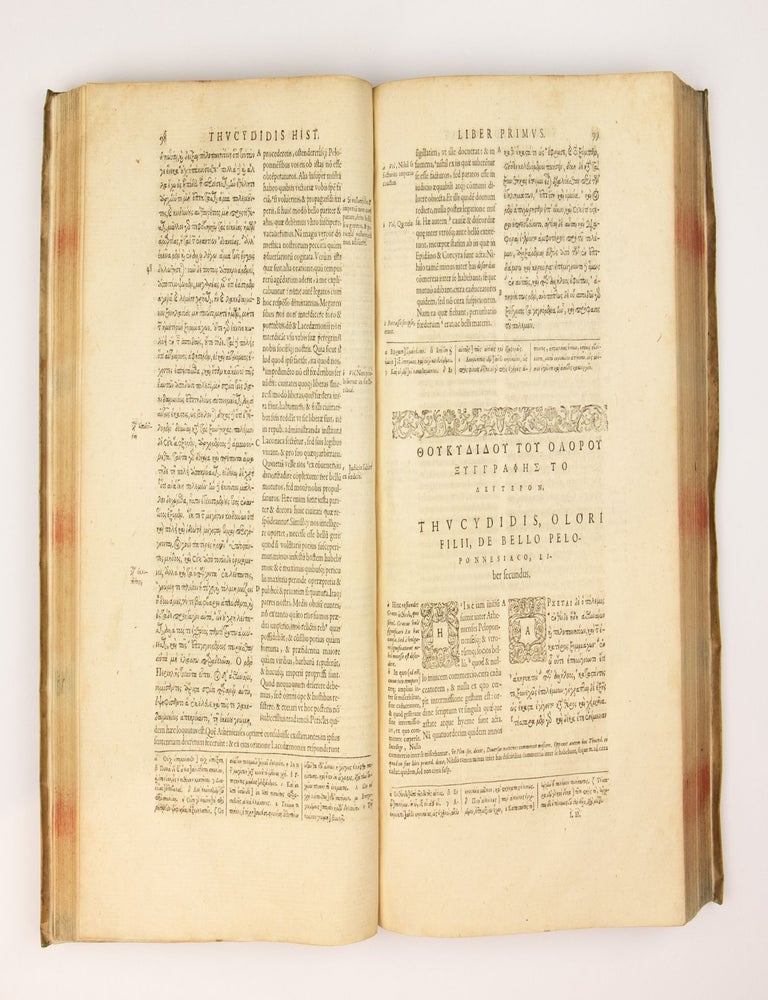 Thoukudidou tou olorou peri tou Peloponnesiakou polemou biblia okto (Graece). THVCYDIDIS De Bello Peloponesiaco Libri VIII. Iidem Latinè, ex interpretatione Laurentii Vallæ, ab Henrico Stephano recognita. Secunda Editio.