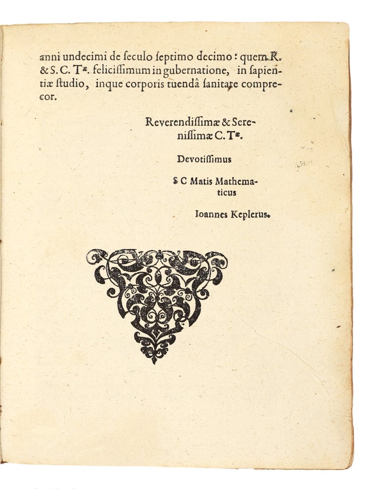 Dioptrice seu demonstratio eorum quae visui & visibilibus propter conspicilla non ita pridem inventa accidunt. Praemissae epistolae Galilaei de iis, quae post editionem Nuncii Siderii ope perspicilli, nova & admiranda in coelo deprehensa sunt. Item Examen praefationis Joannis Penae Galli in Optica Euclidis, de usu optices in philosophia.
